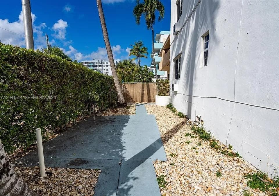 A12041514 — Miami Beach — 14