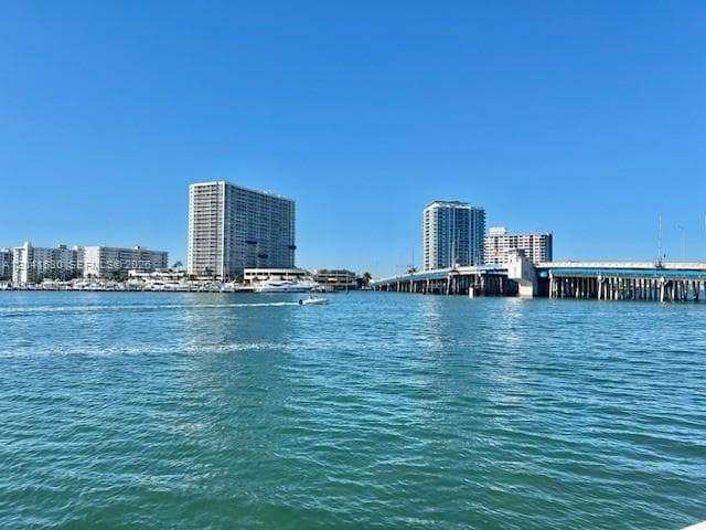A12041530 — Miami Beach — 28