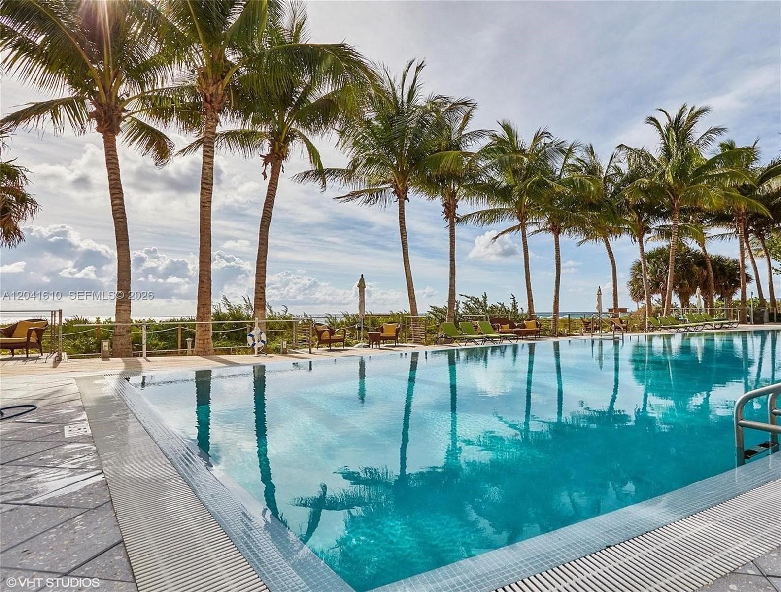 A12041610 — Miami Beach — 9