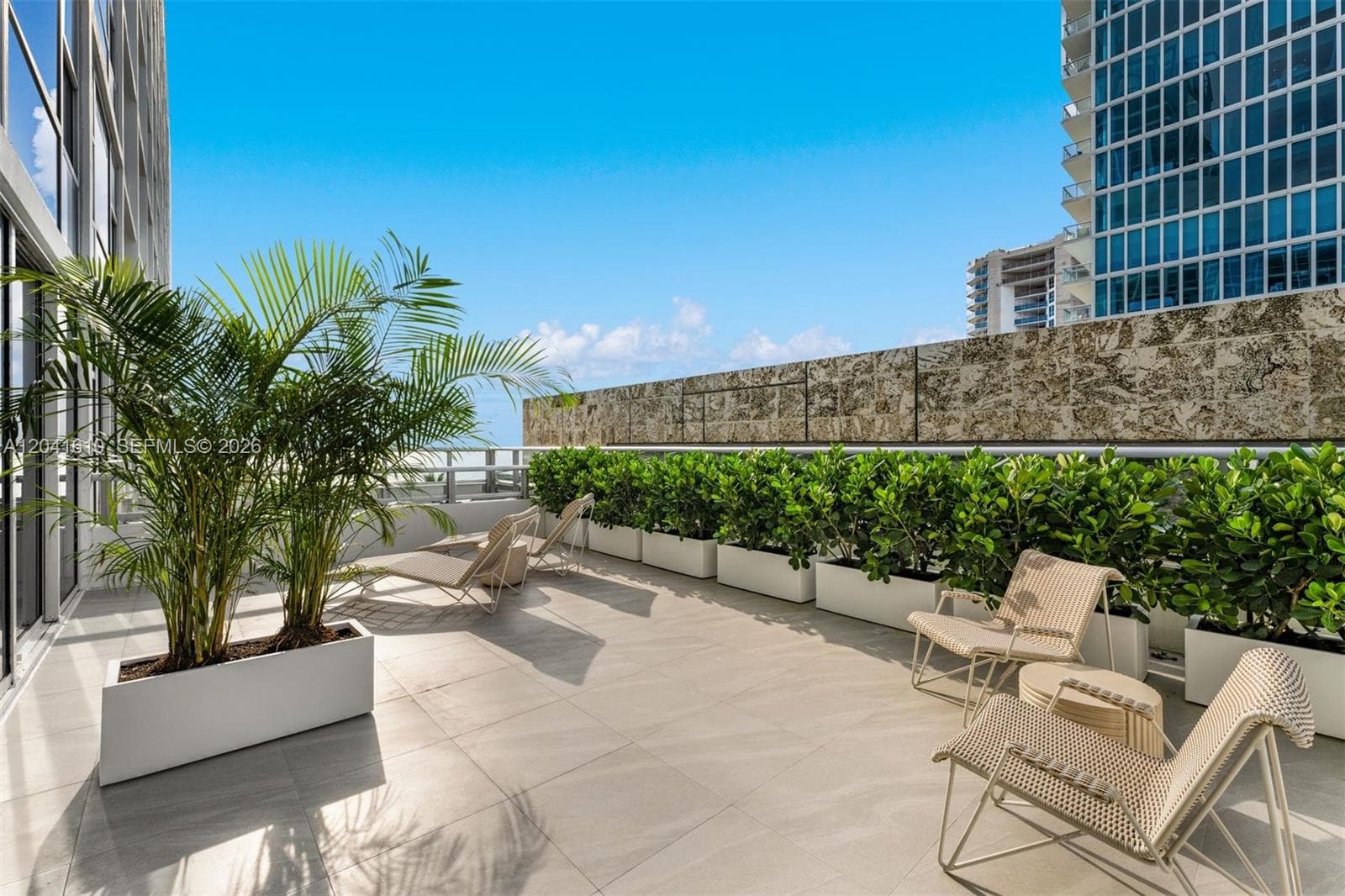 A12041610 — Miami Beach — 29