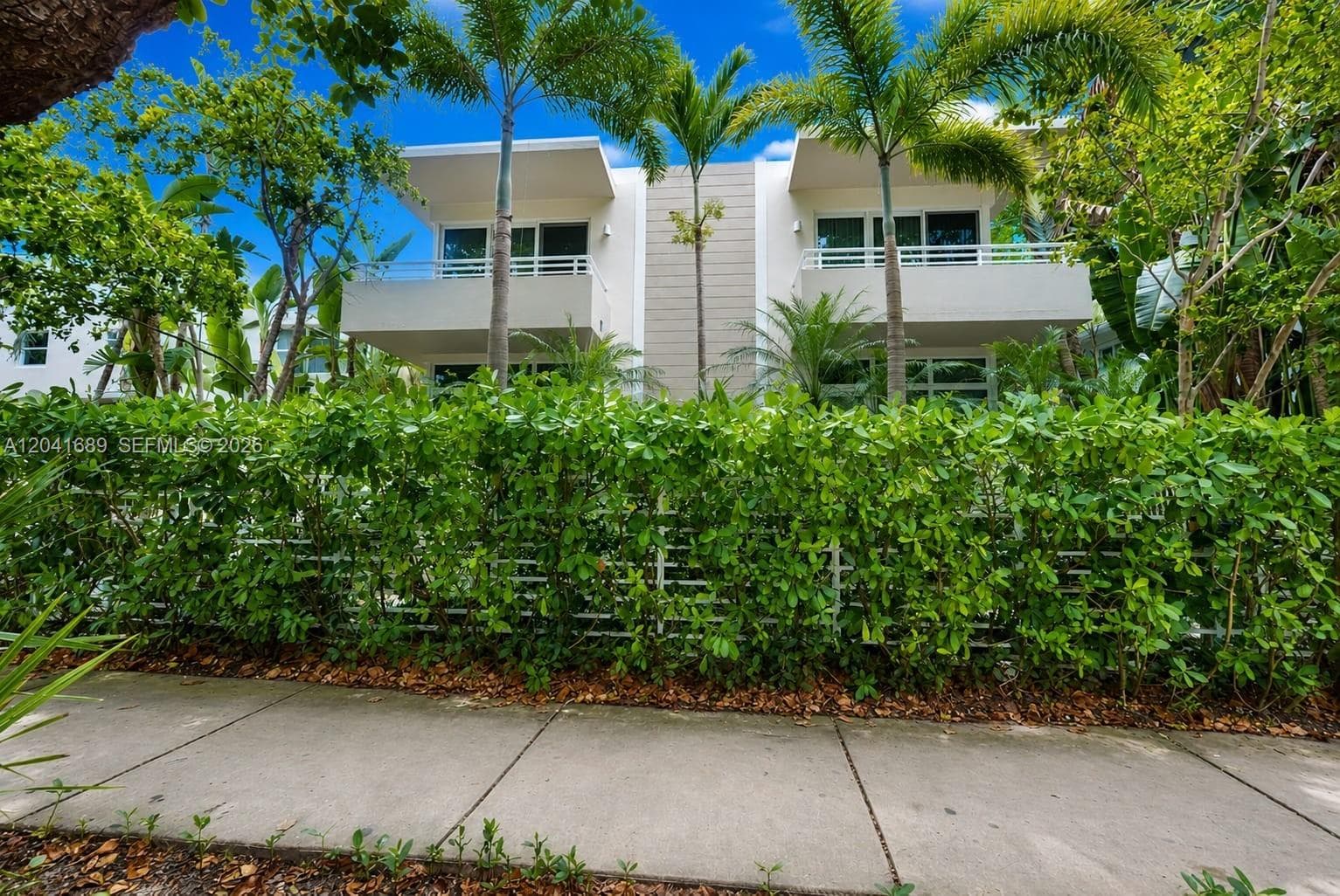 A12041689 — Miami Beach