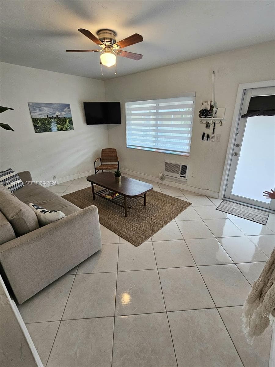A12041759 — Miami Beach