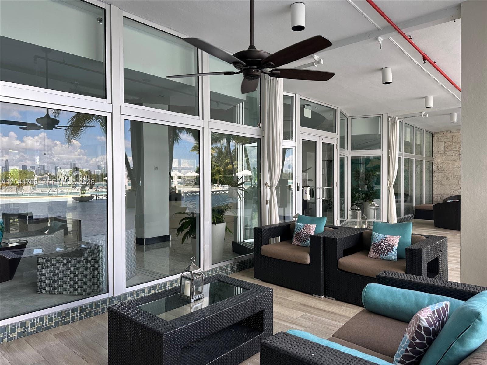 A12041798 — Miami Beach — 27