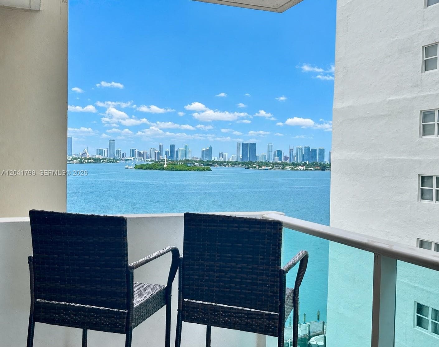 A12041798 — Miami Beach