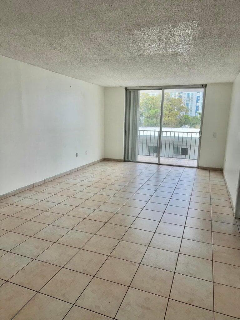 B26044428 — Miami Beach — 2
