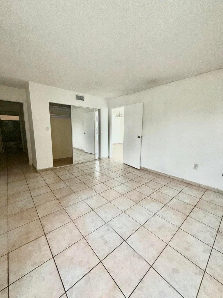 B26044428 — Miami Beach — 5