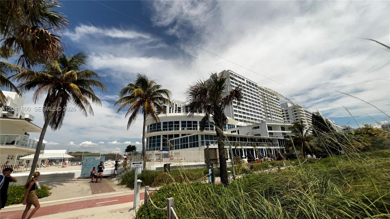 A12041800 — Miami Beach — 34