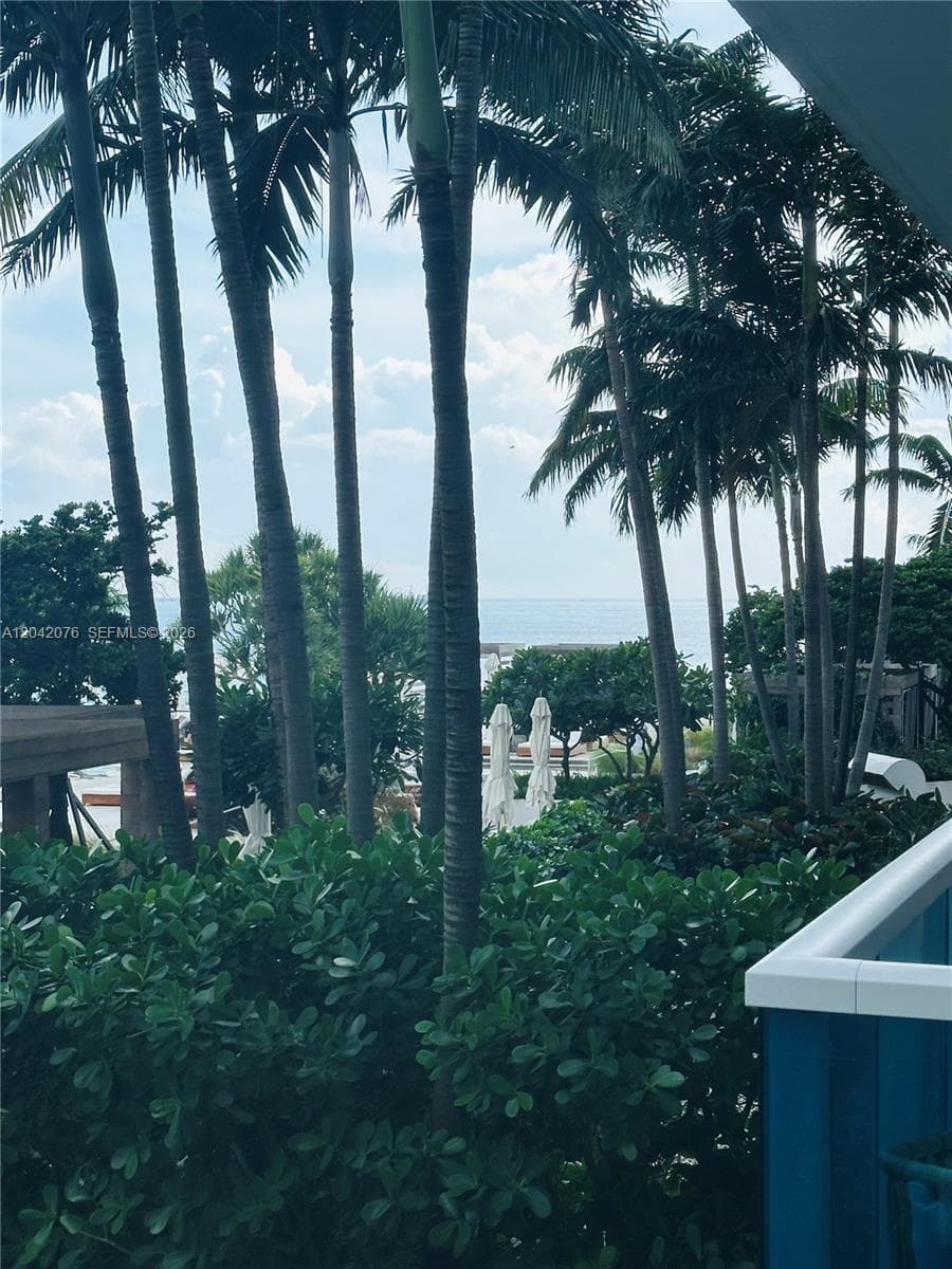 A12042076 — Miami Beach — 9