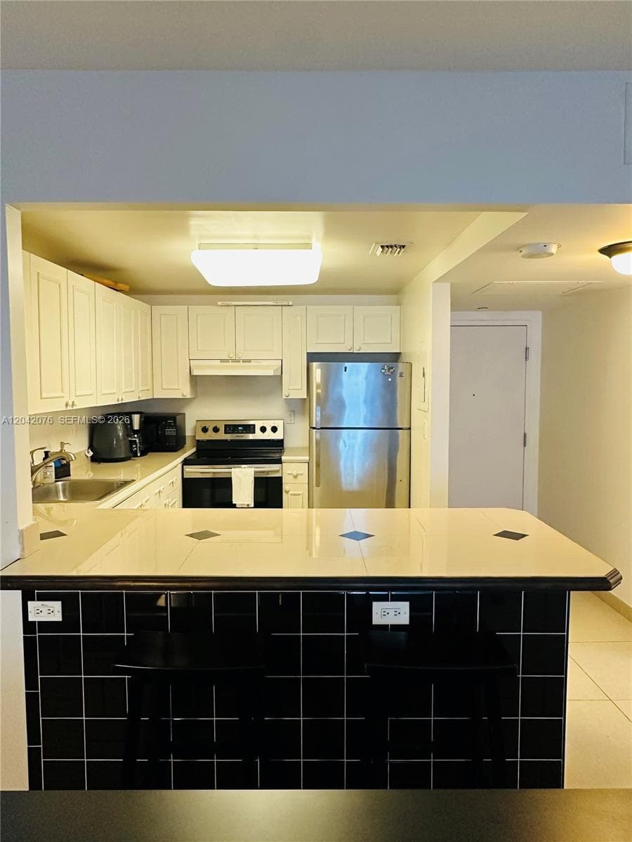 A12042076 — Miami Beach — 4