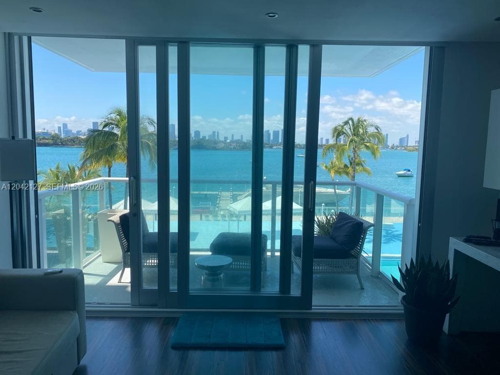 A12042127 — Miami Beach — 6