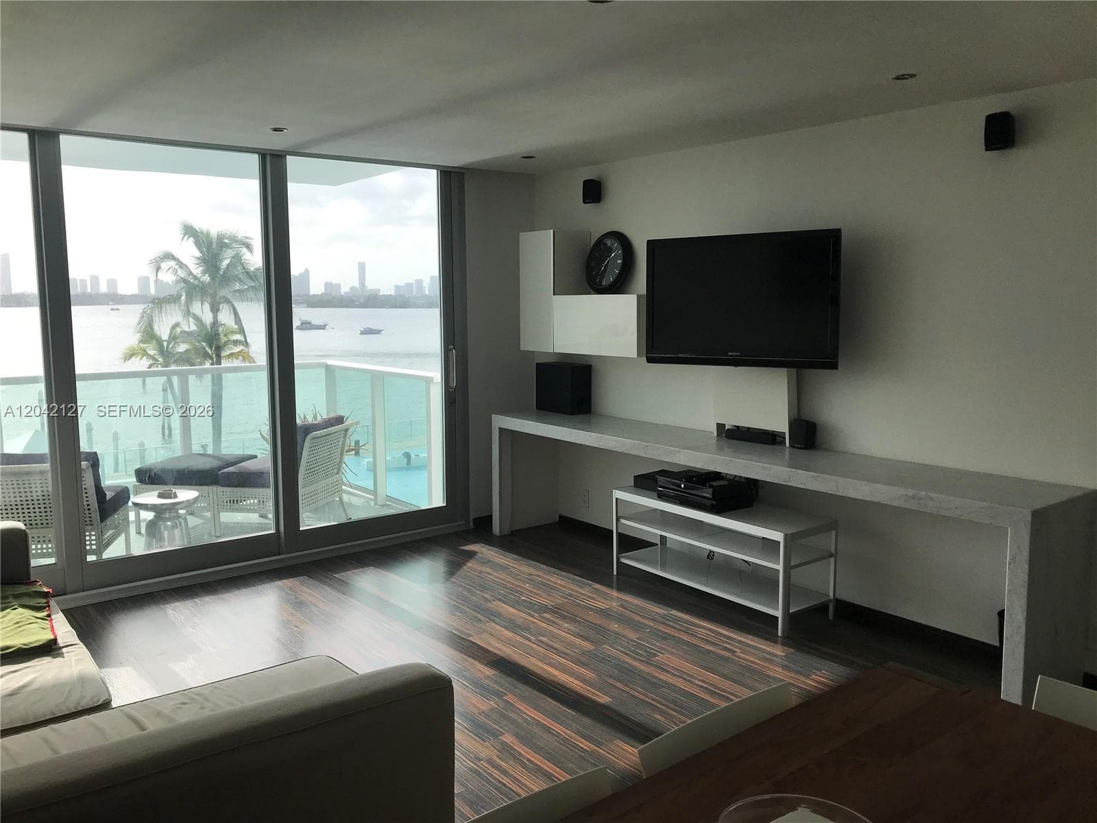 A12042127 — Miami Beach — 18