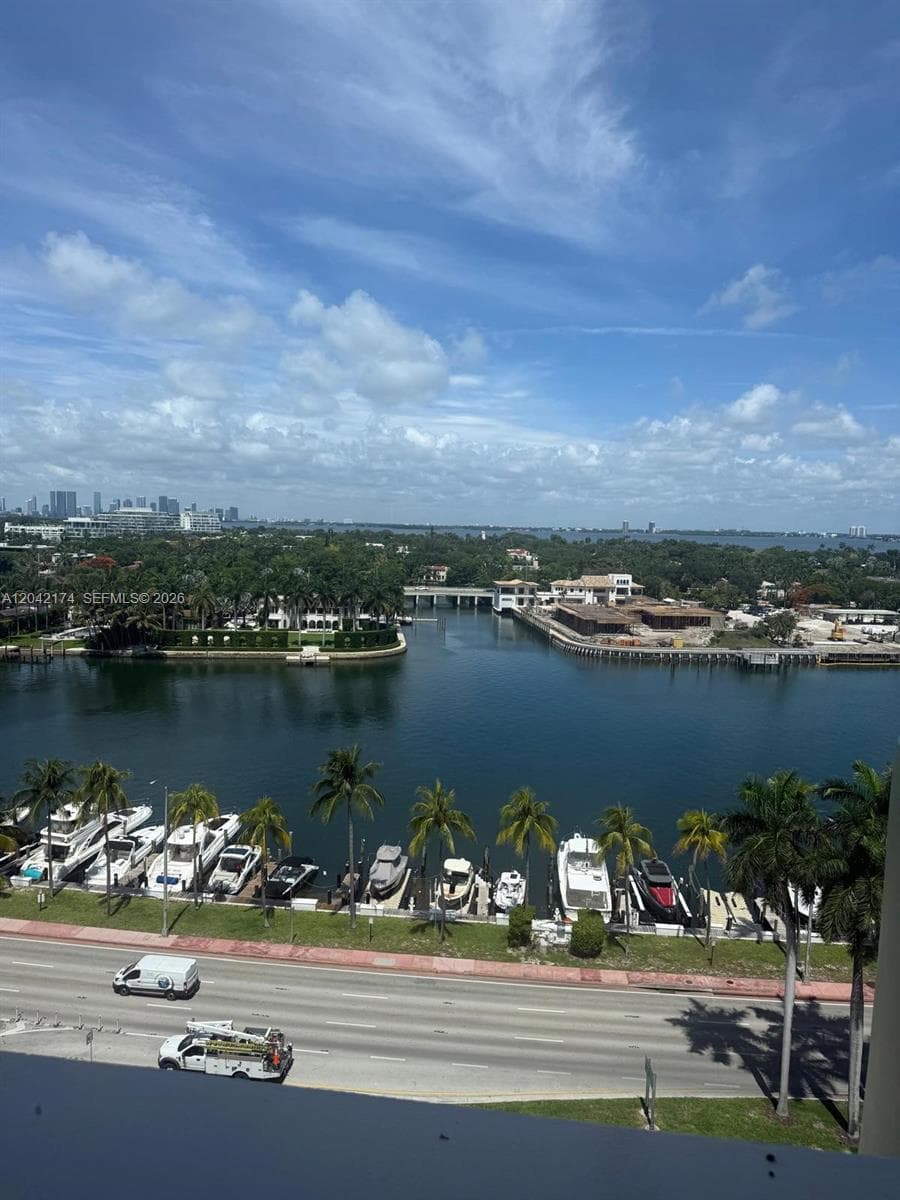 A12042174 — Miami Beach