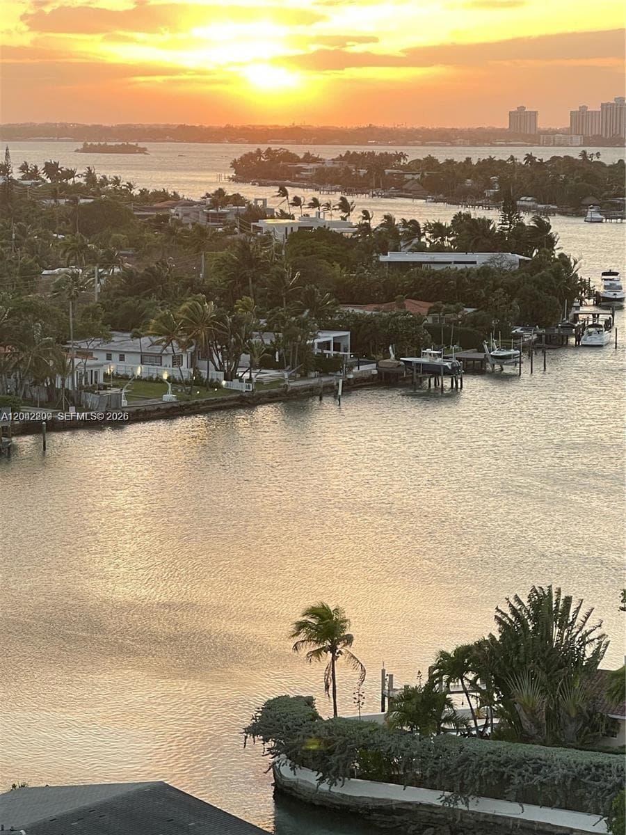 A12042299 — Miami Beach — 42