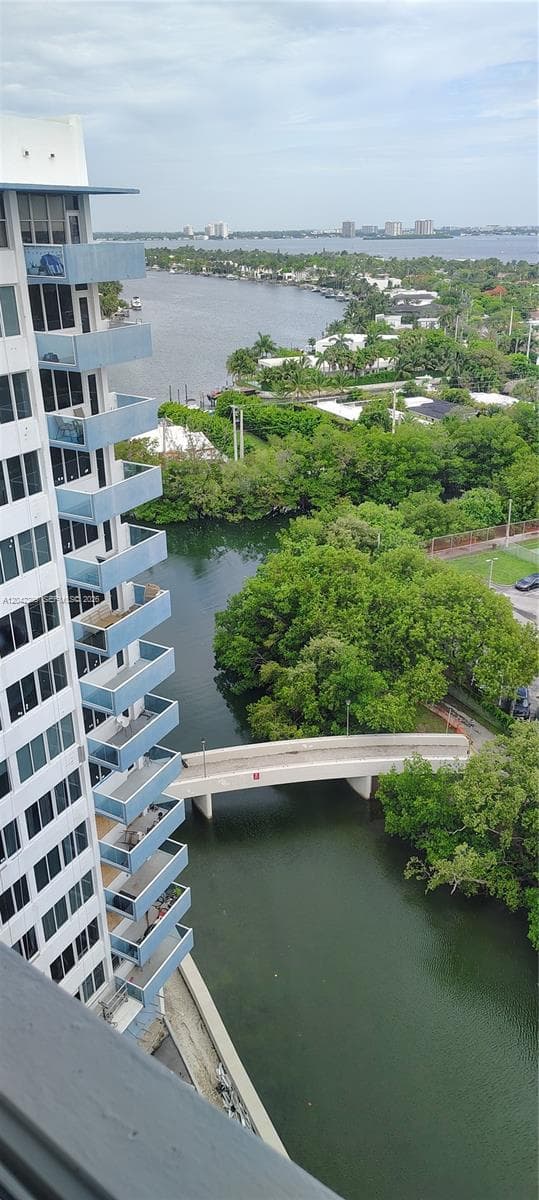 A12042299 — Miami Beach — 20