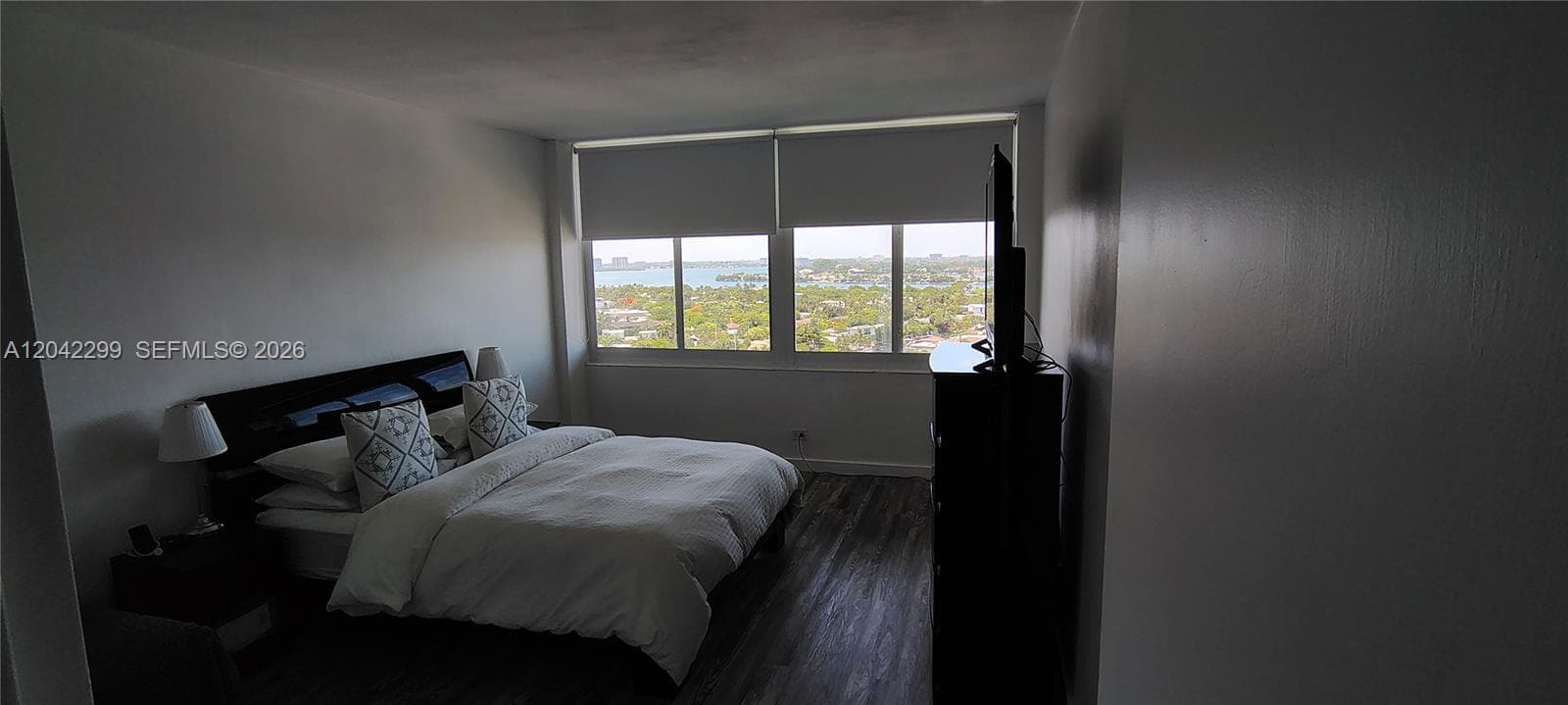 A12042299 — Miami Beach — 34