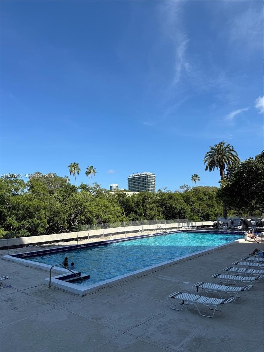 A12042299 — Miami Beach — 8