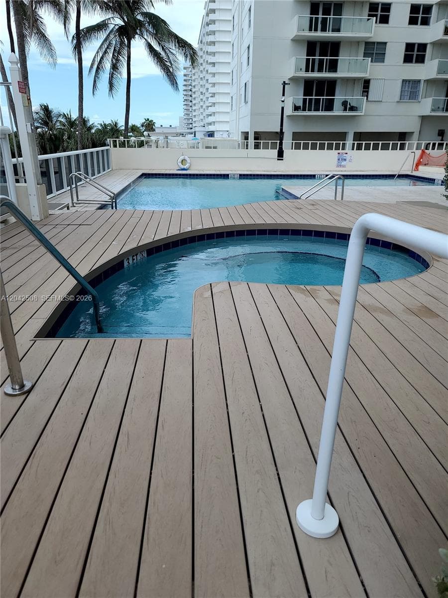 A12042508 — Miami Beach — 13