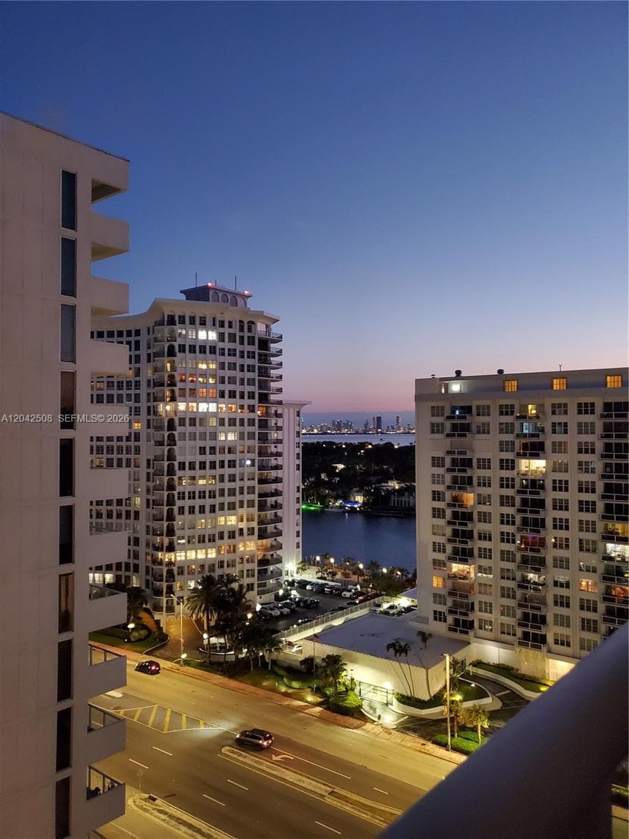 A12042508 — Miami Beach — 38