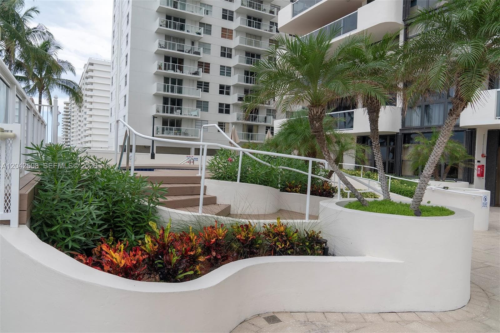 A12042508 — Miami Beach — 14