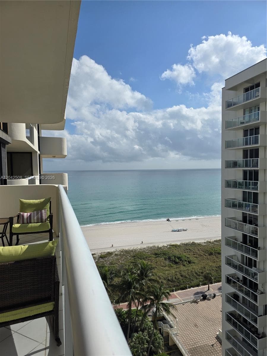 A12042508 — Miami Beach — 41