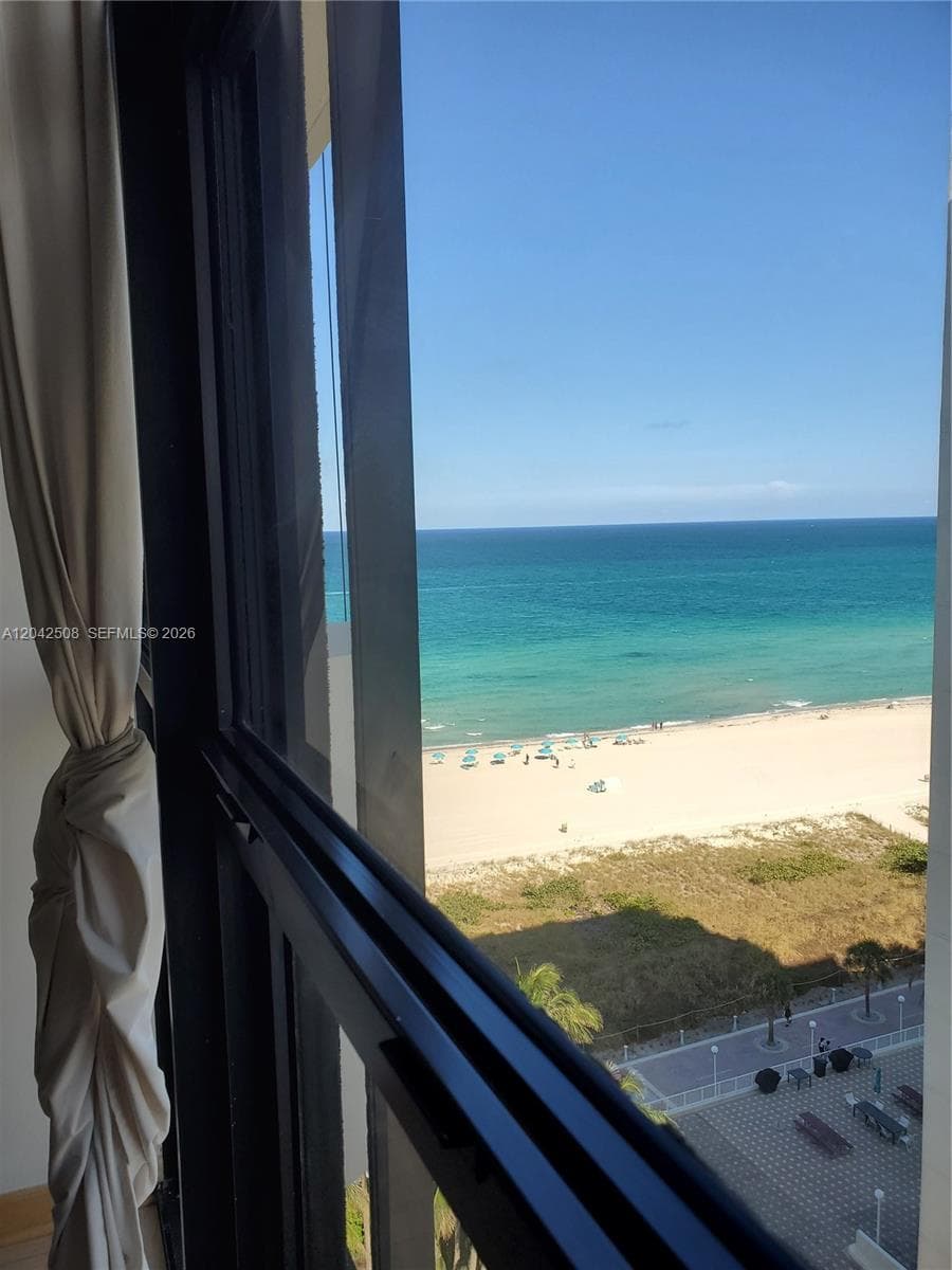 A12042508 — Miami Beach — 54