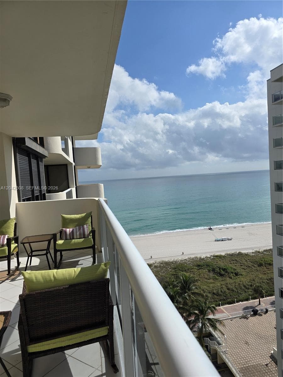 A12042508 — Miami Beach — 40