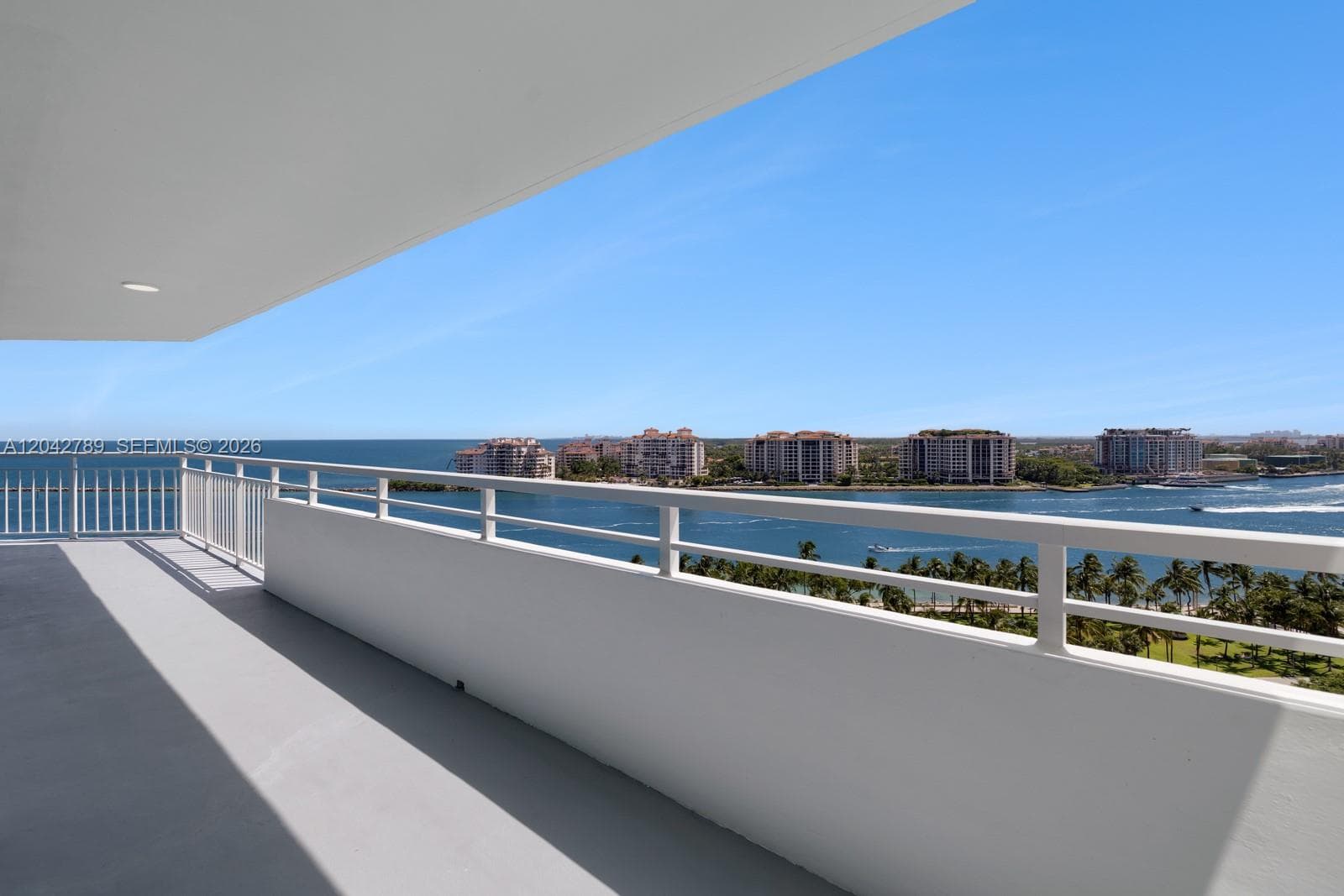 A12042789 — Miami Beach — 2
