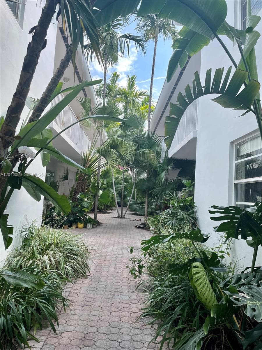 A12043086 — Miami Beach