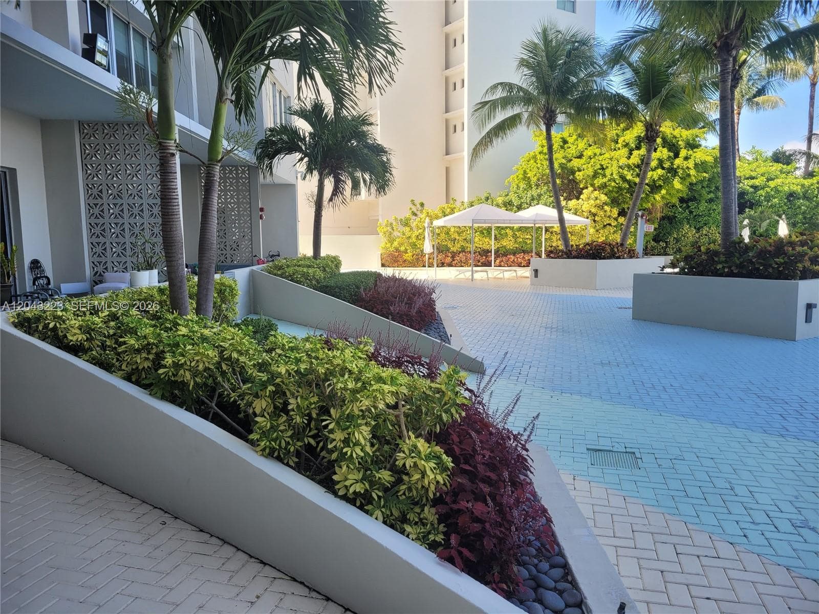 A12043223 — Miami Beach — 40