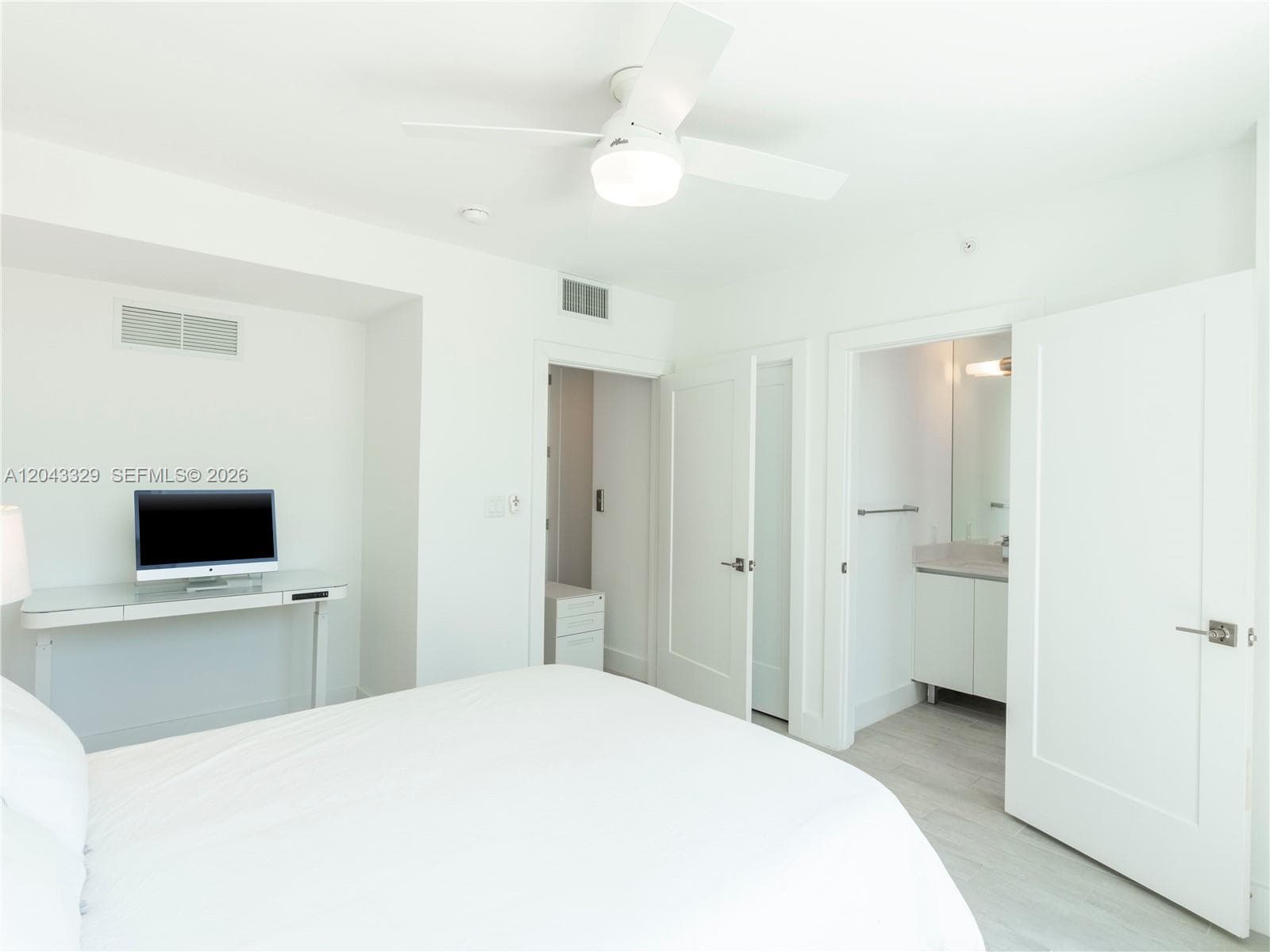 A12043329 — Miami Beach — 19