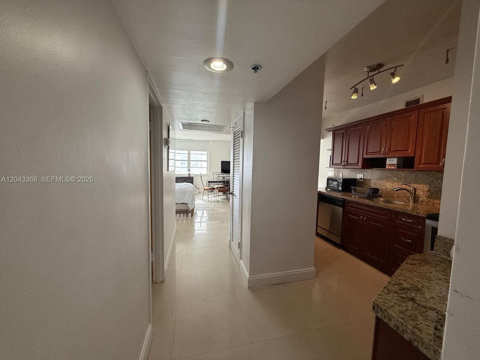 A12043366 — Miami Beach — 6