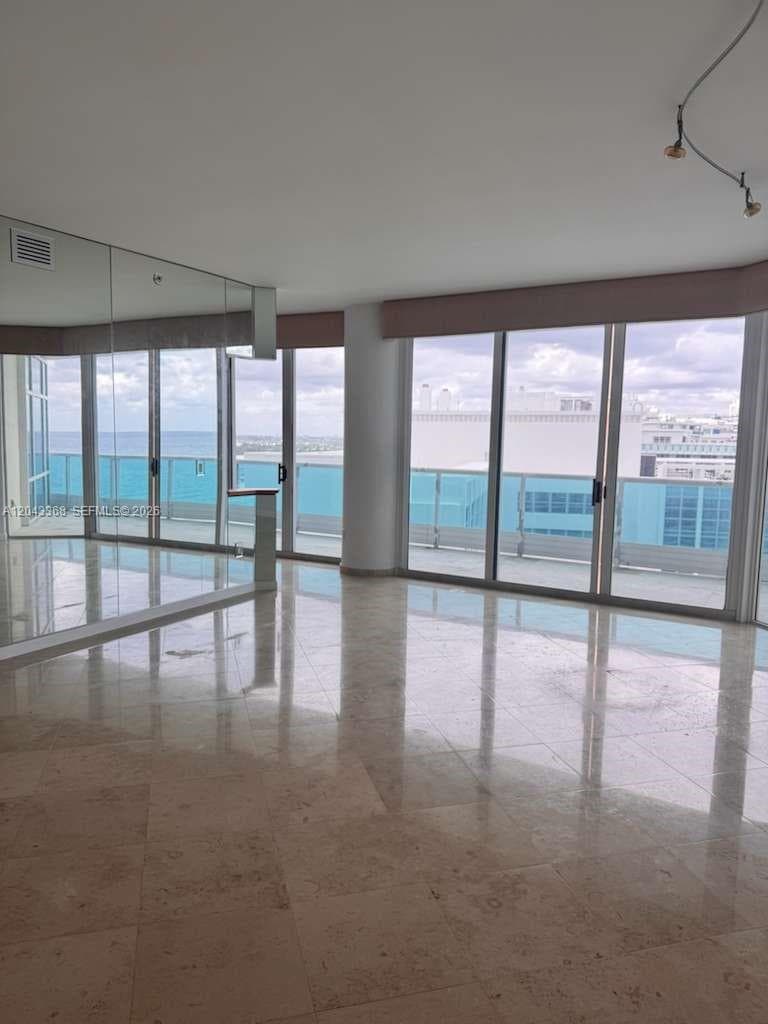 A12043368 — Miami Beach — 2