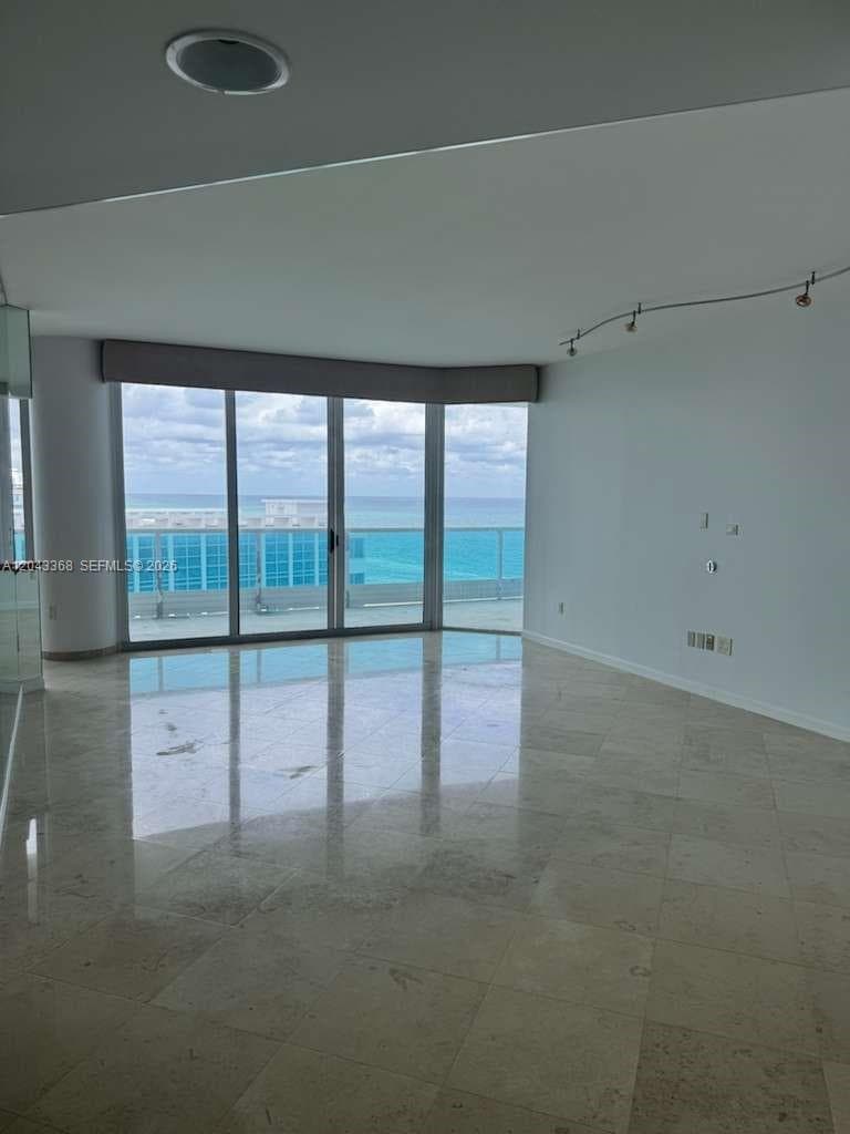 A12043368 — Miami Beach