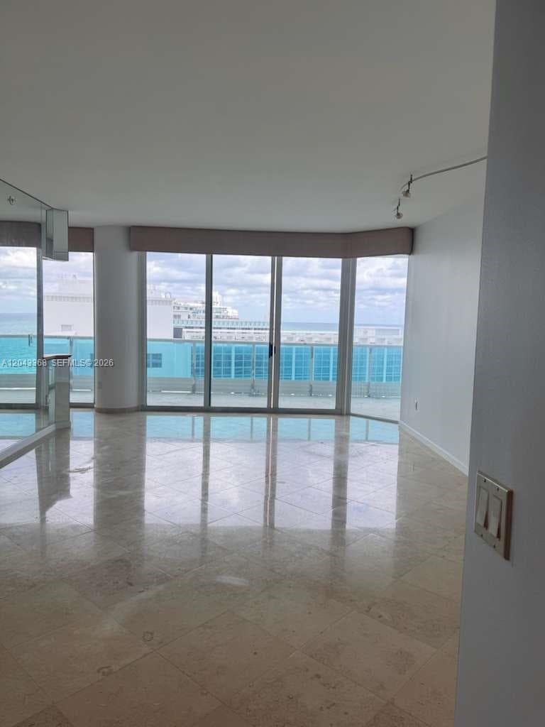 A12043368 — Miami Beach — 5