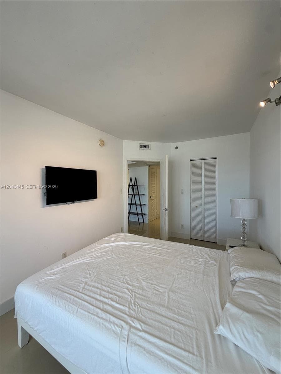 A12043445 — Miami Beach — 8