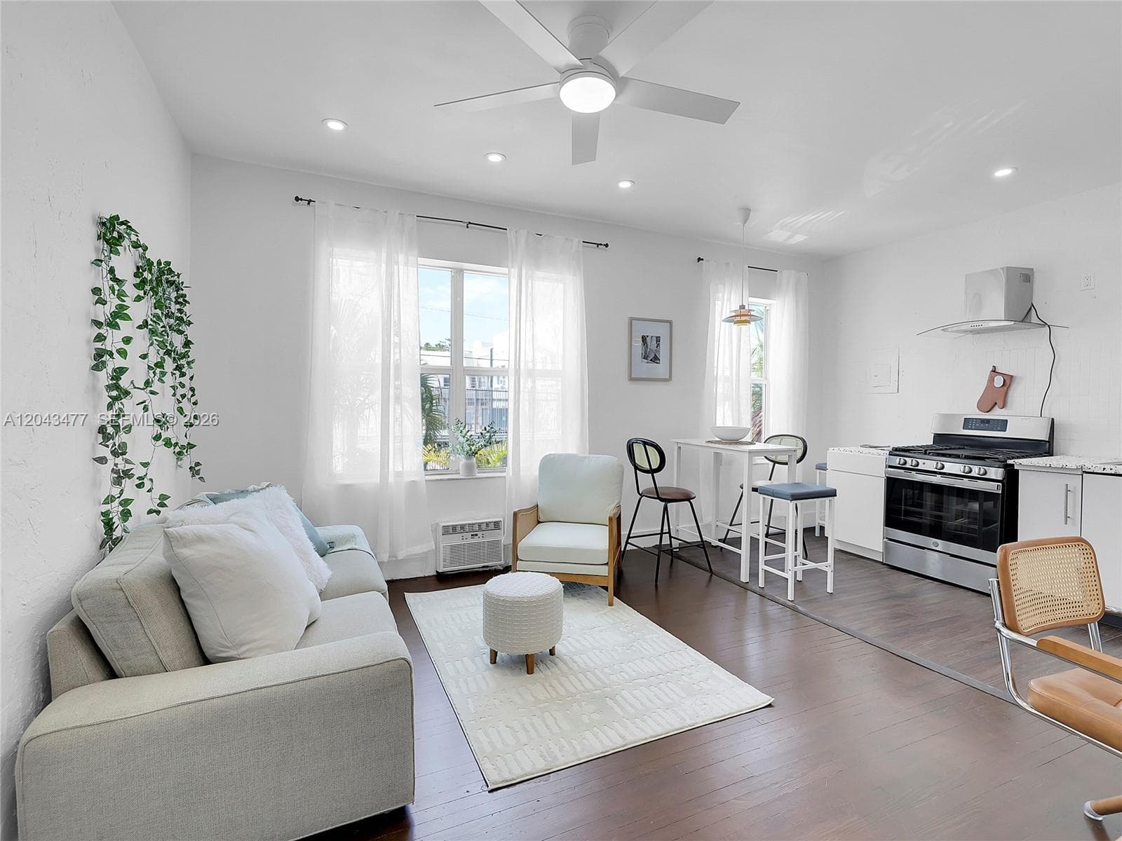 A12043477 — Miami Beach — 2