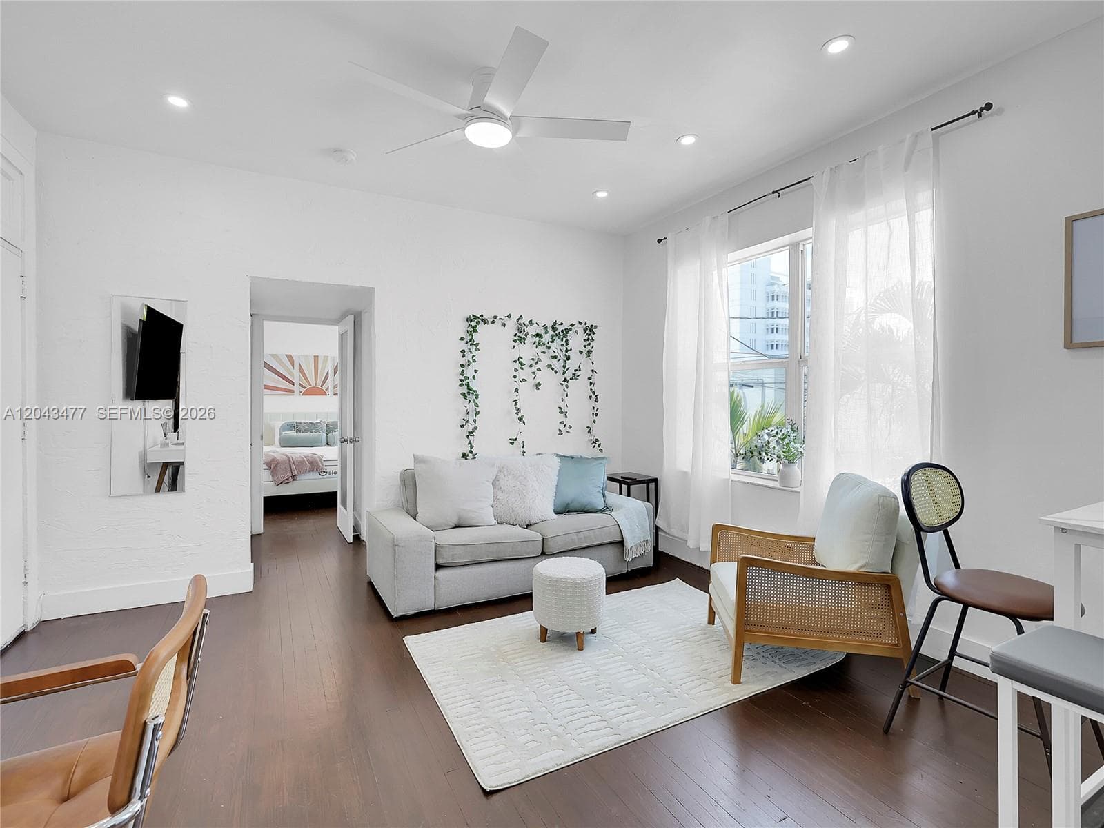A12043477 — Miami Beach