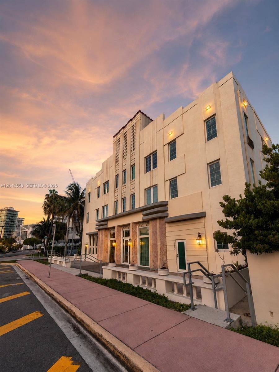 A12043558 — Miami Beach — 19