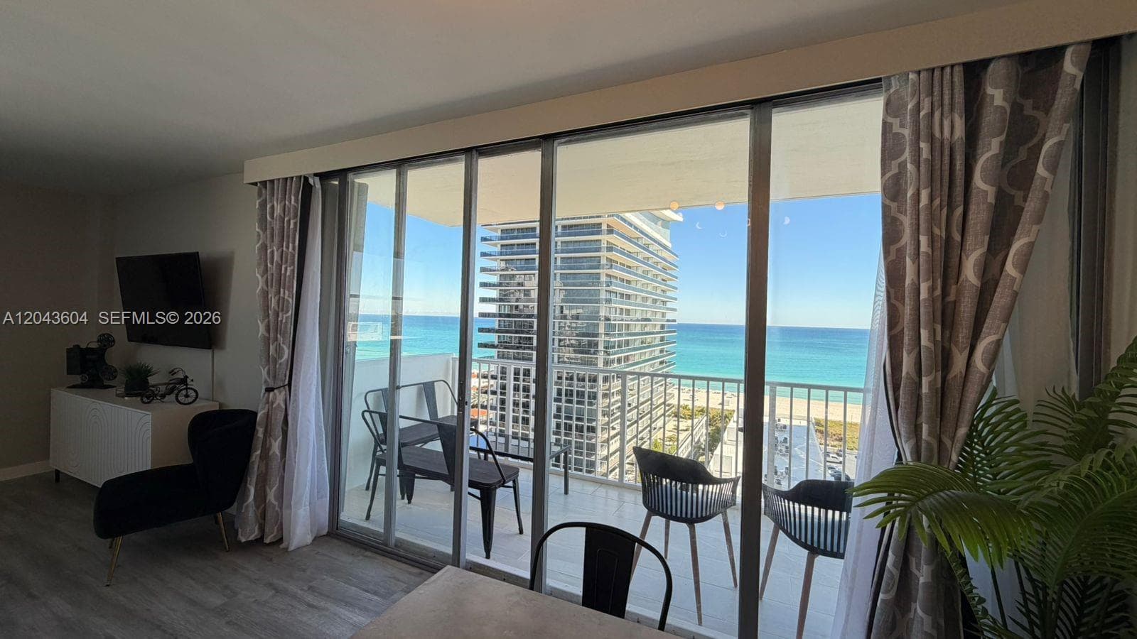 A12043604 — Miami Beach — 2