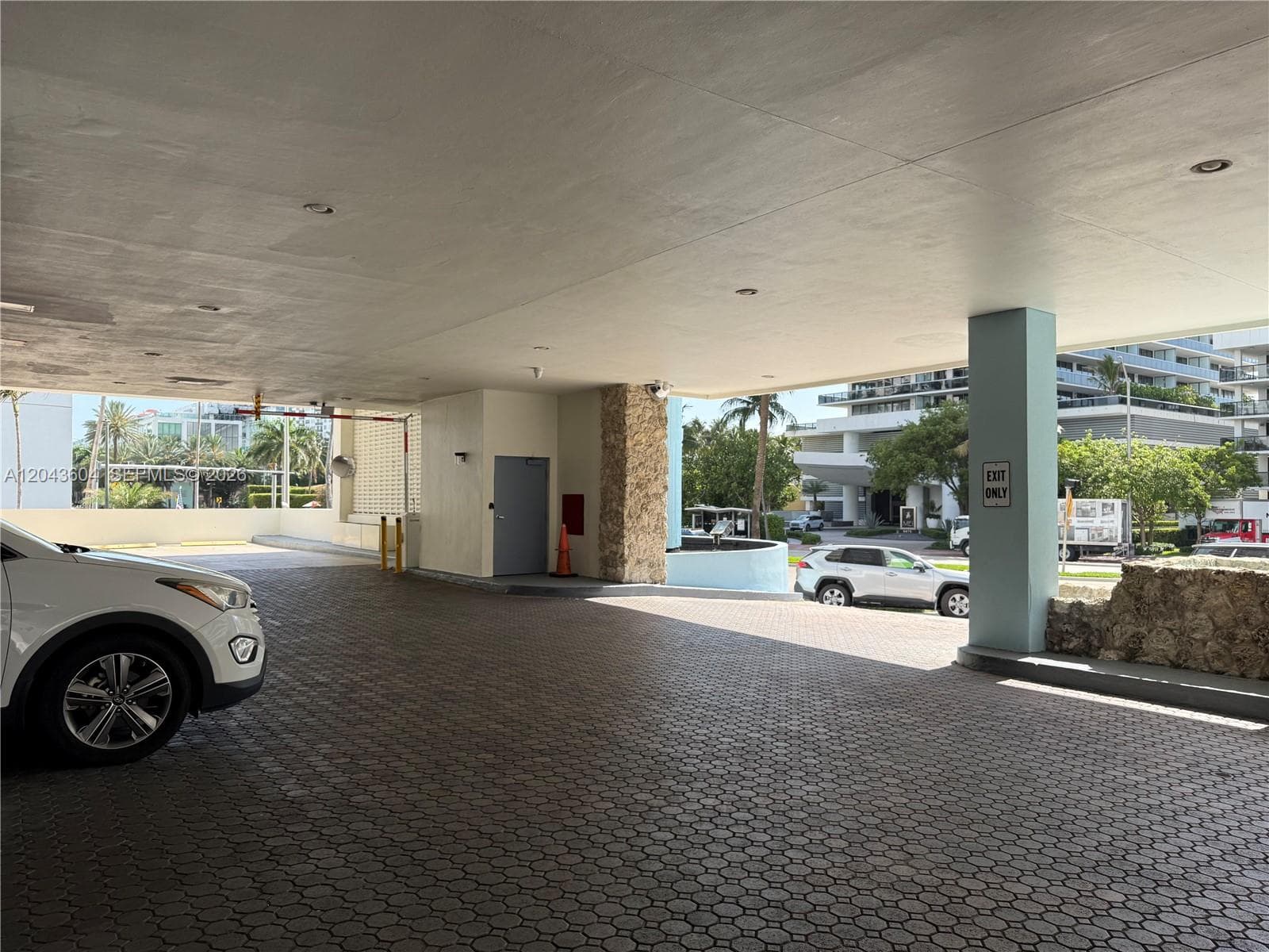 A12043604 — Miami Beach — 17
