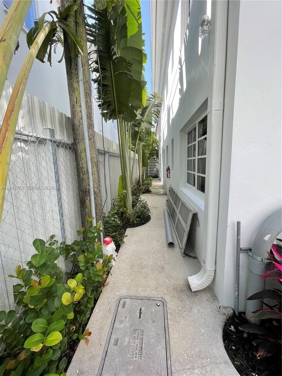 A12043759 — Miami Beach — 100