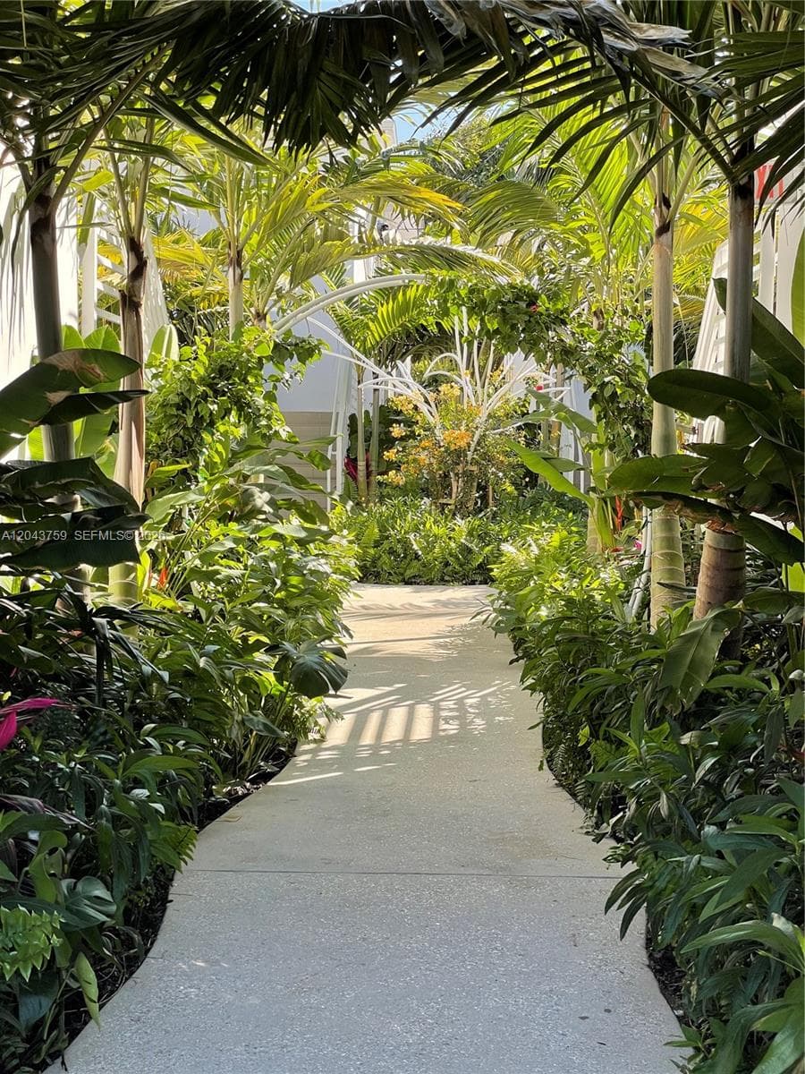 A12043759 — Miami Beach — 114
