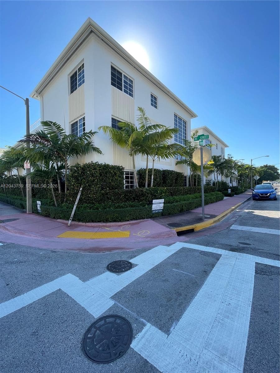 A12043759 — Miami Beach — 109
