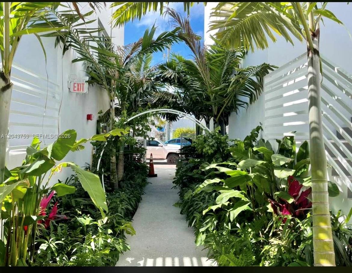 A12043759 — Miami Beach — 121