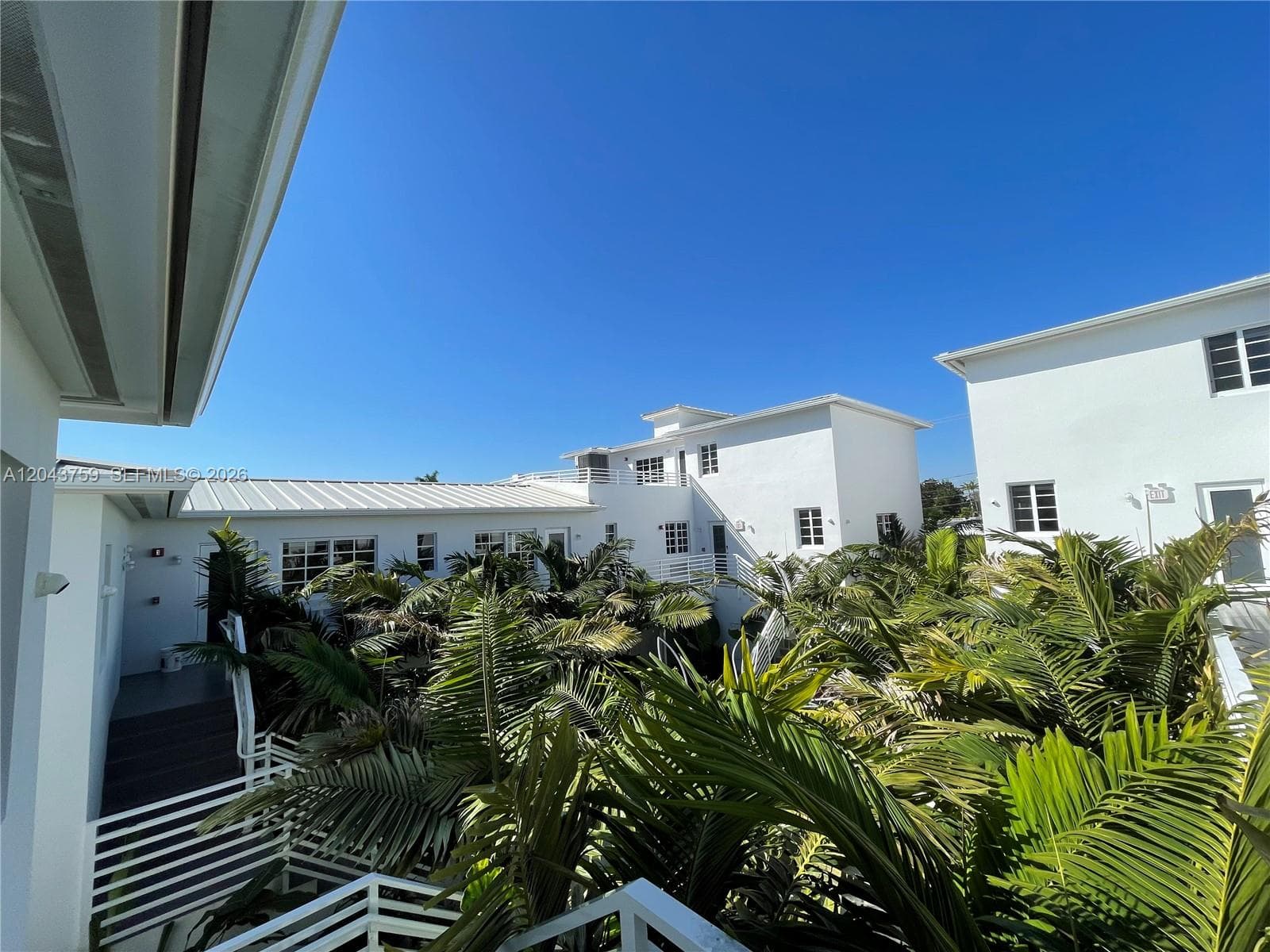 A12043759 — Miami Beach — 103