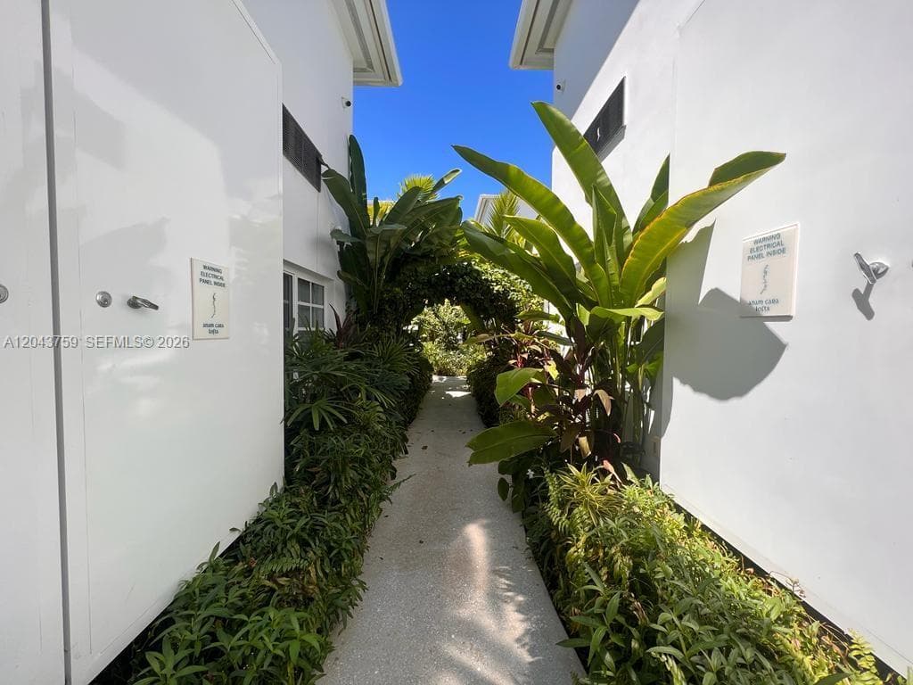 A12043759 — Miami Beach — 59