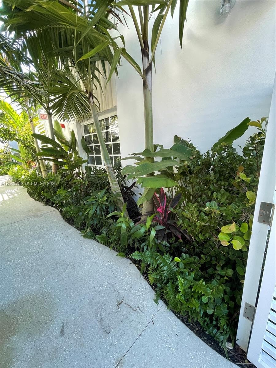 A12043759 — Miami Beach — 106