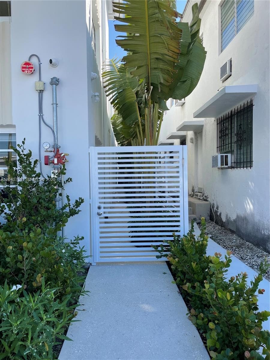 A12043759 — Miami Beach — 112