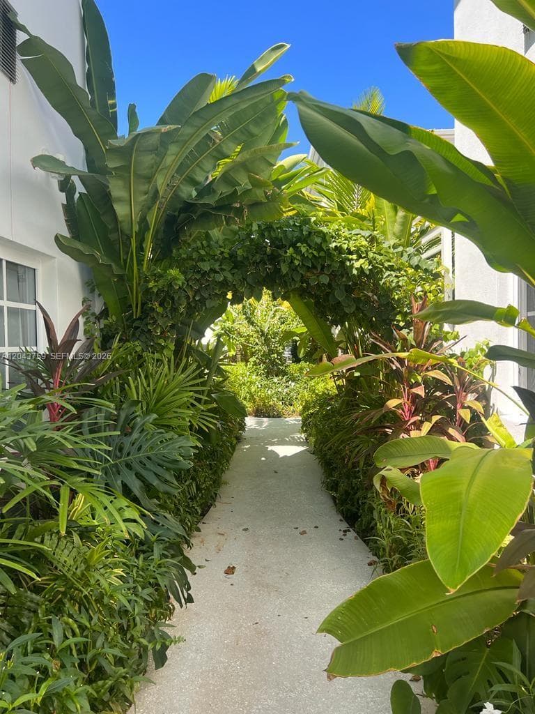 A12043759 — Miami Beach — 60