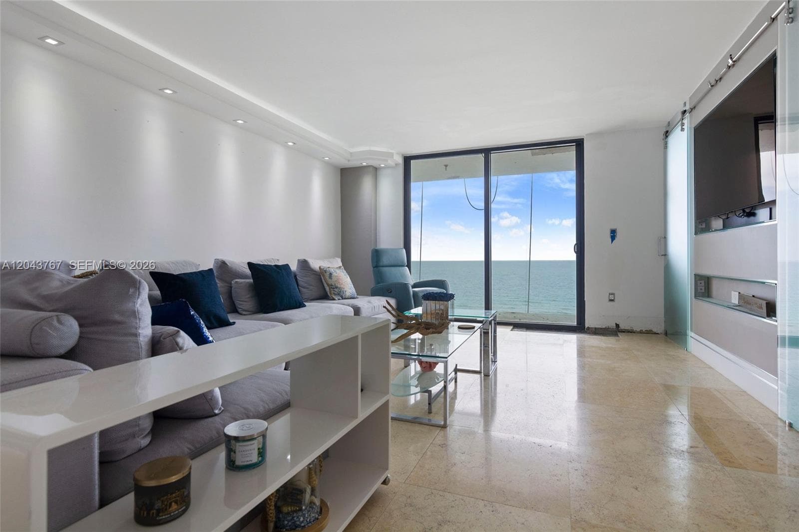 A12043767 — Miami Beach — 2